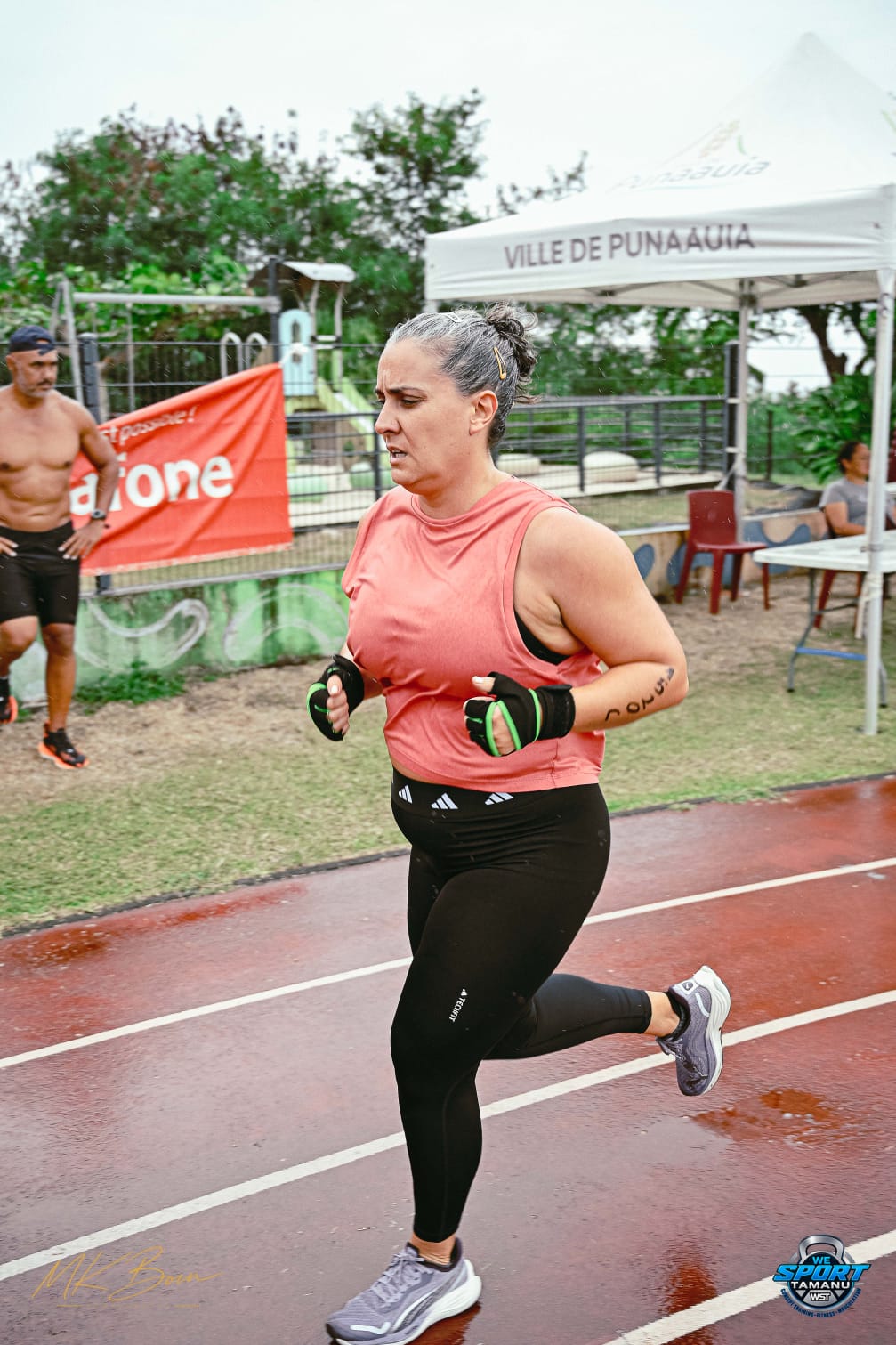 Une coureuse sur la piste